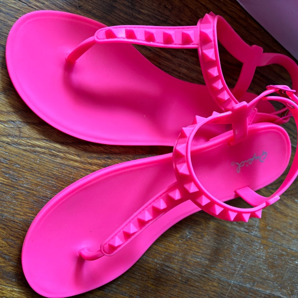 New never worn Neon Fushia Qupid Sandles size 7